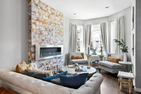 *Hyde Park *2 Masters *2 Living Rooms *Courtyard - Image 2