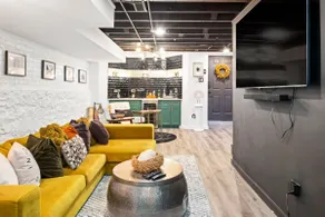 *Hyde Park *2 Masters *2 Living Rooms *Courtyard - Image 3
