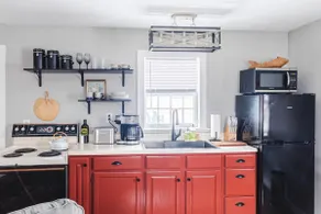 Historic Farmhouse Apartment - 7min to St. Albans - Image 5