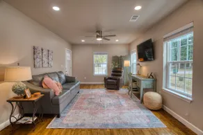 Bluebird Cottage w/ King Size Bed - Image 2