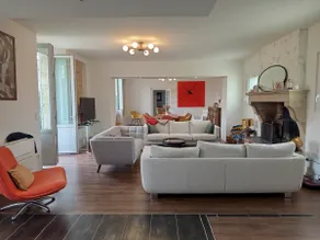 Spacious house – Swimming pool – 6000 m² park - Image 3