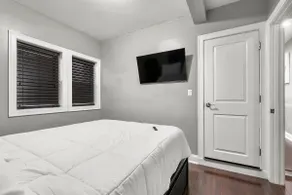 Quiet Boston Retreat Private Entrance + Parking - Image 5