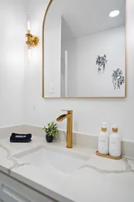 Tranquil Home by IAH Airport, Shop & Dine & Rewind - Image 3