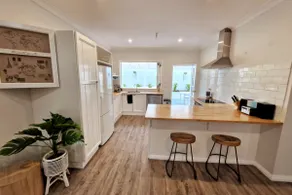 3-bed recently- renovated (with aircon / heating) - Image 2