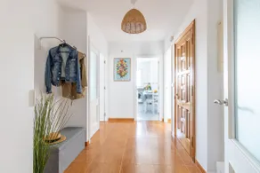 Spacious and bright apartment - Image 4