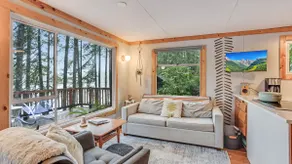Cozy Lakeside Cabin with Modern Amenities. Romantic Escape 1.75 hrs from Seattle - Image 3