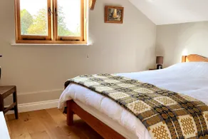 Cosy Herefordshire retreat, king bed, fire, view, - Image 4