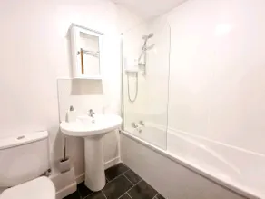 Two Bed Holiday Home with Free Parking in Inverness - Image 5
