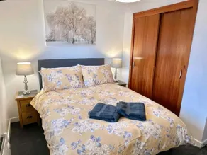 Two Bed Holiday Home with Free Parking in Inverness - Image 2