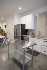 Trendy Central 2bed/2.5bath Apt - Image 3