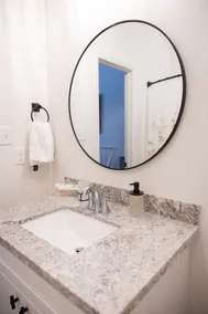 Trendy Central 2bed/2.5bath Apt - Image 4