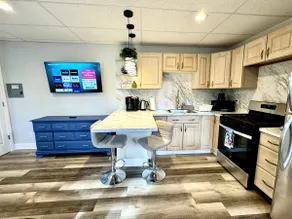 Cozy, sunny condo. Pet friendly - Image 3