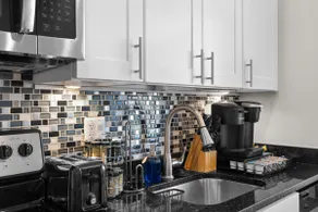 Quaint 2BD Condo+ City living flat+Free Parking - Image 2