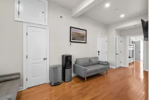 Quaint 2BD Condo+ City living flat+Free Parking - Image 5
