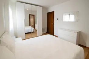 Spacious and modern two-bedroom on Corso Palladio - Image 3