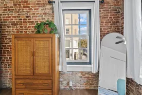 The Vine - Historic Downtown Stay Near Riverfront - Image 5