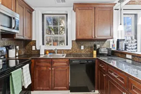The Vine - Historic Downtown Stay Near Riverfront - Image 3