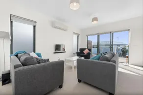 Stylish seaside vacation home - Image 3