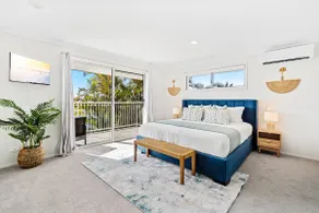 Stunning Waterfront Home (3 Large En-Suites!) - Image 4
