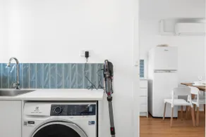 Stylish 2BR Unit in Geelong, Convenient Location - Image 5