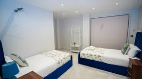 "Easy 2 Manage Royal Penthouse Luxurious Retreat in Slough" - Image 4