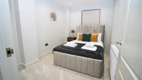 "Easy 2 Manage Royal Penthouse Luxurious Retreat in Slough" - Image 2