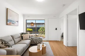 Stylish 2BR Unit in Geelong, Convenient Location - Image 4