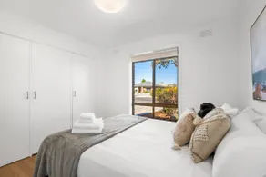 Stylish 2BR Unit in Geelong, Convenient Location - Image 3