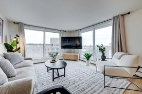 2 BD *Penthouse Downtown* - Image 4