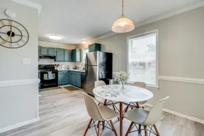 Coastal Comfort: 2BR Retreat near Beaches/King Bed - Image 4