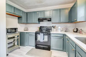 Coastal Comfort: 2BR Retreat near Beaches/King Bed - Image 3