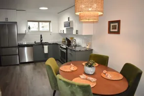 Stylish Cozy bungalow w/ theater - Image 2
