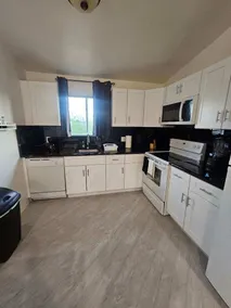 Ivyglen Chic 2BR Oasis: Prime Locale! - Image 4