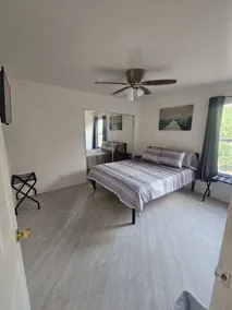 Ivyglen Chic 2BR Oasis: Prime Locale! - Image 5