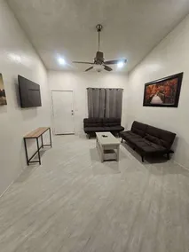 Ivyglen Chic 2BR Oasis: Prime Locale! - Image 2