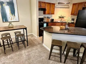 Central 2BR 2BA Apt w/ Amenities - Image 2