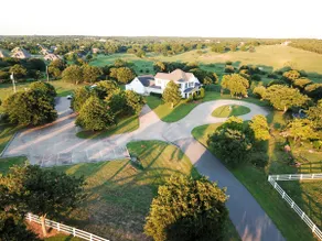 Spacious Country Getaway in the City! - Image 3