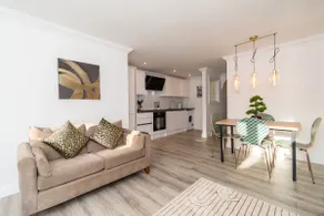Stylish Apartment • Central Winchester - Image 2