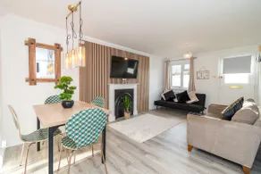 Stylish Apartment • Central Winchester - Image 3
