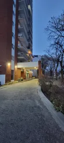 Luxury Oasis with View, Pool, Gym & UG Parking - Image 5