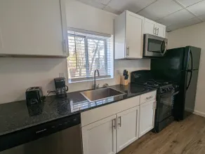 2 Bed/1 Bath - Renovated/Central- Apt 2 - Image 5