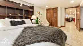 Luxury Suite in Glen Ellyn - Image 2