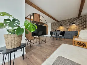 Vacation rental with a lake view - Image 2