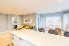 Top Floor Apartment w/ Sea Views - Image 4