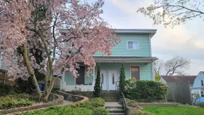 Quaint duplex + pvt yard-Walk to town/train/beach! - Image 5