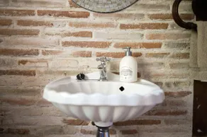 Large guest house - Image 3
