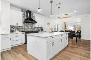 Lively 4BR/3.5 FULL BATHS Close to Downtown - Image 4