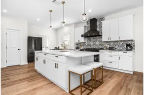 Lively 4BR/3.5 FULL BATHS Close to Downtown - Image 3