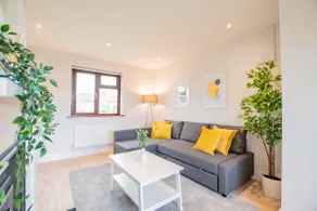 Central Galway House - Private Parking - Sleeps 7 - Image 4