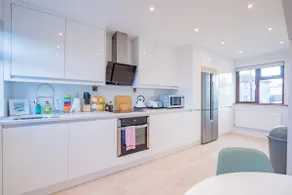 Central Galway House - Private Parking - Sleeps 7 - Image 2